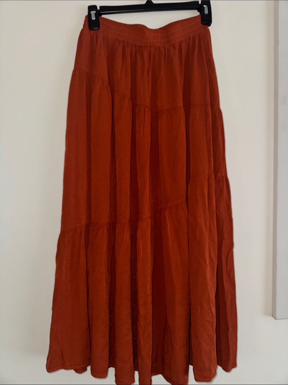 Tiered Elastic-Waist Maxi Skirt in Rust - Picture 3 of 5